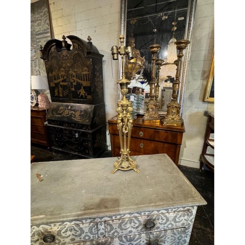 Lámpara decorativa francesa Luis XVI del siglo XIX. Preciosos detalles y muy buena calidad. ¡Genial! Alrededor de 1880.
31h x 7w