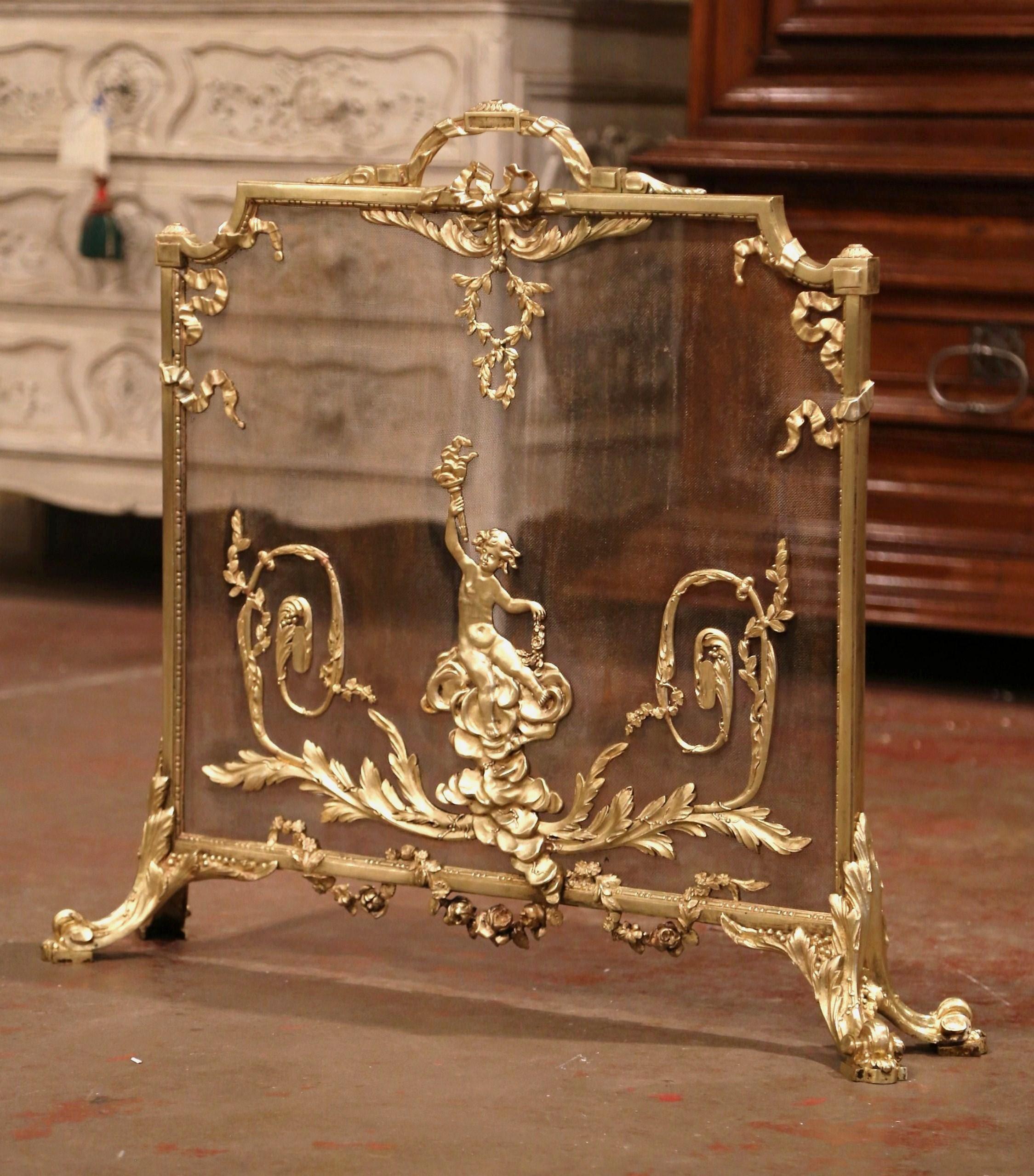 Decorate your fireplace with this elegant antique bronze screen. Crafted in France circa 1860, the cartouche shaped screen sits on four claw feet decorated with acanthus leaves; with mesh wire on the facade, the fire place essential features Louis