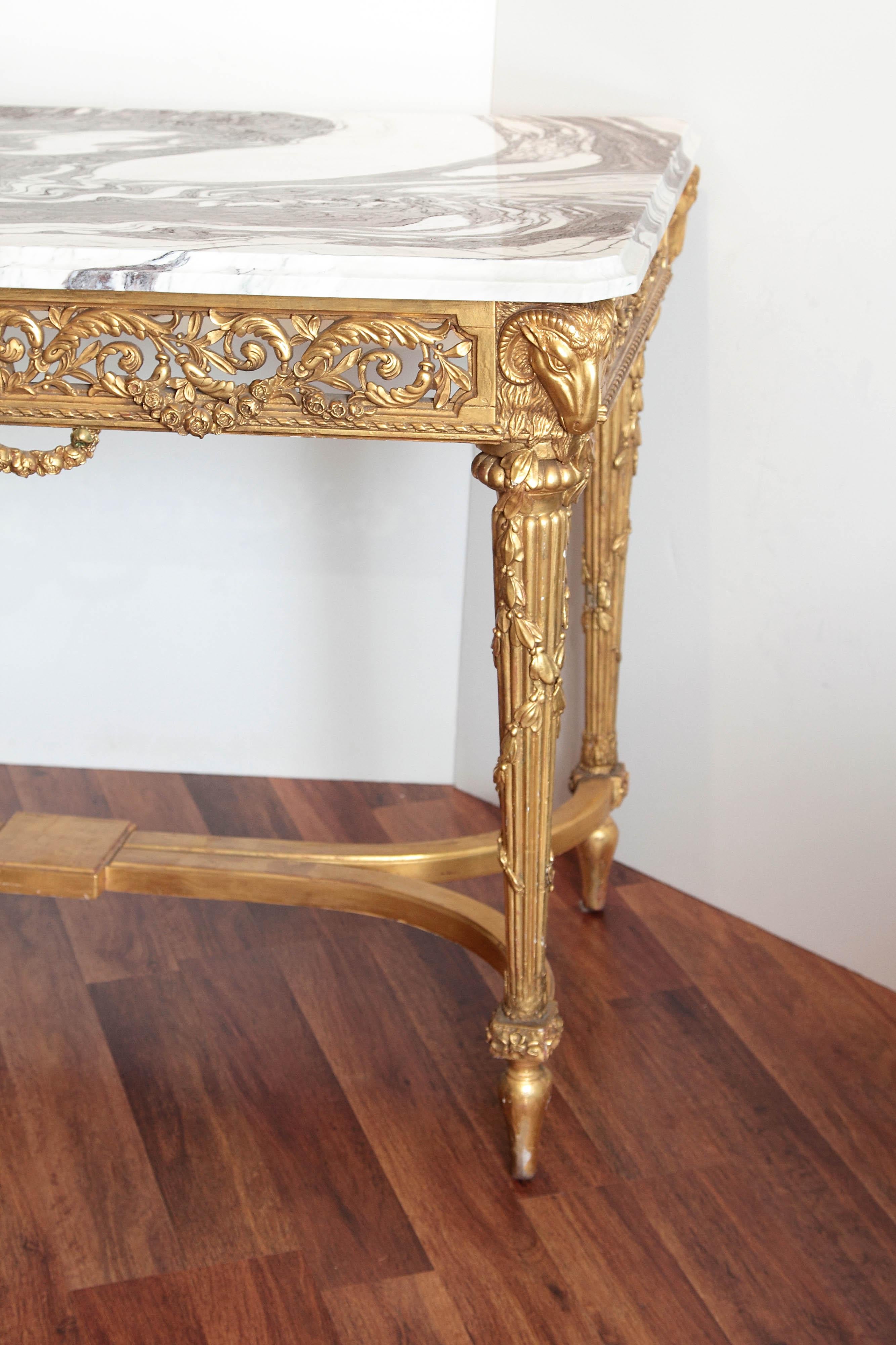Français Table de salon Louis XVI du XIXe siècle, sculptée et dorée en vente