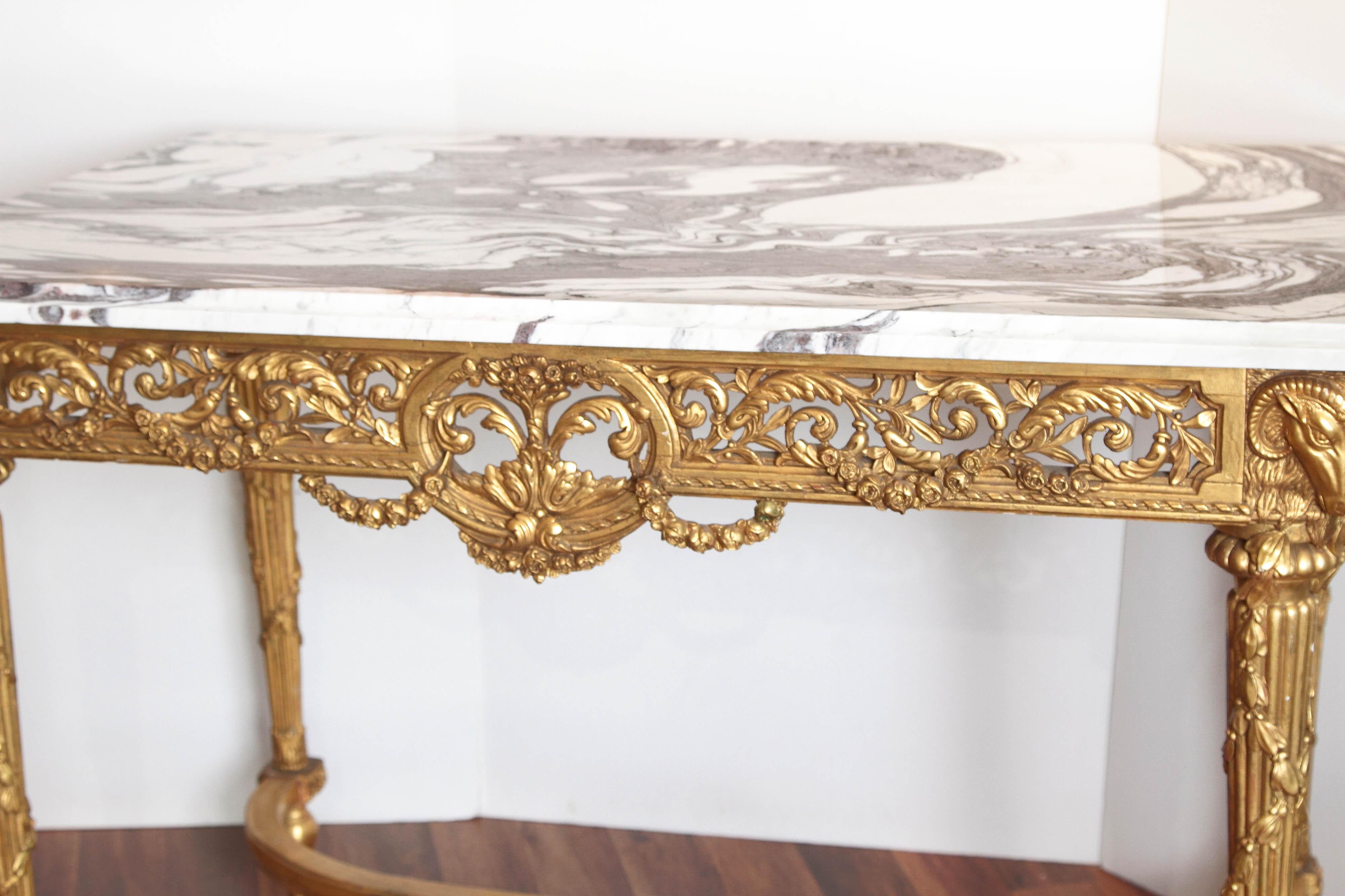 Table de salon Louis XVI du XIXe siècle, sculptée et dorée Excellent état - En vente à Dallas, TX