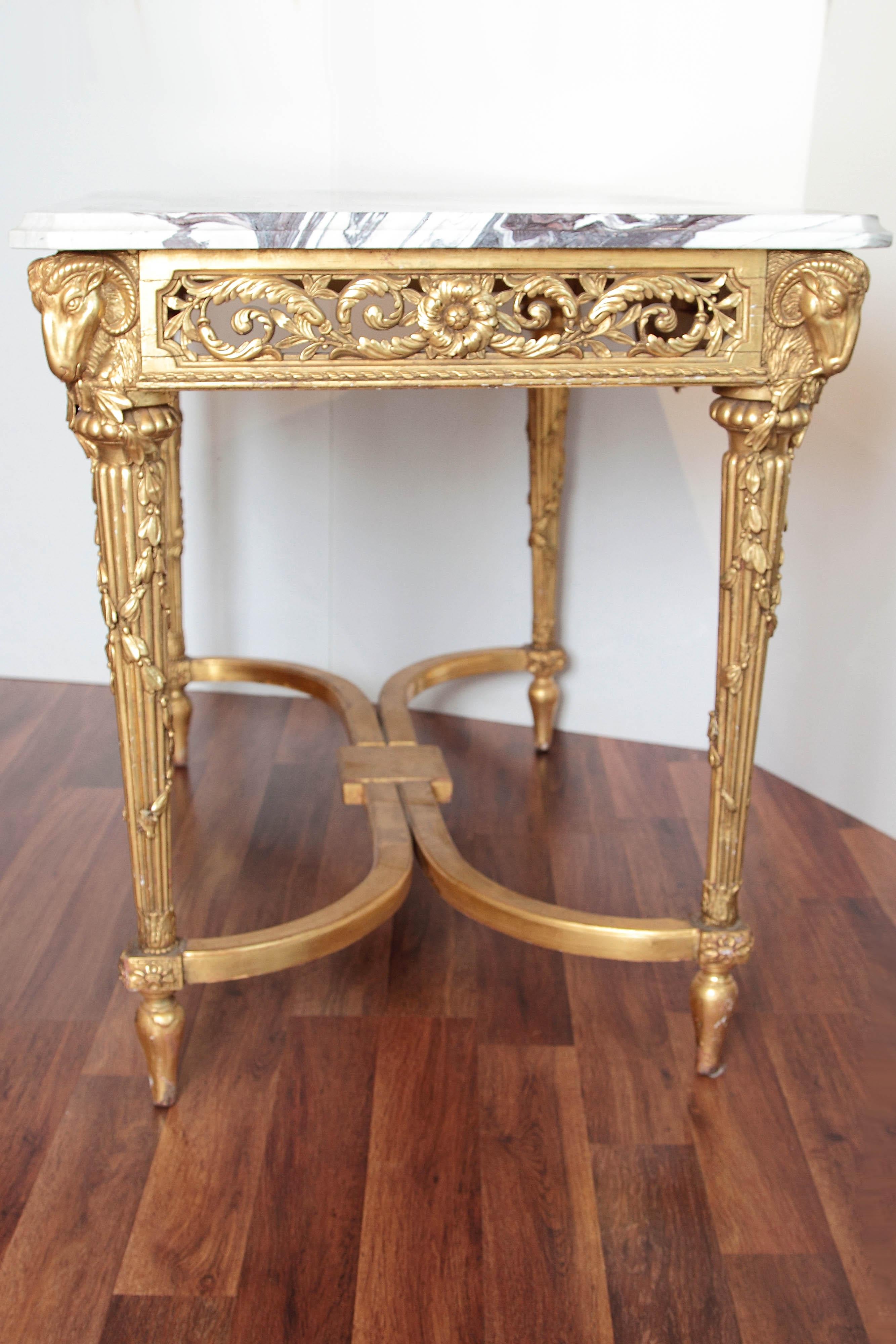 Table de salon Louis XVI du XIXe siècle, sculptée et dorée en vente 3