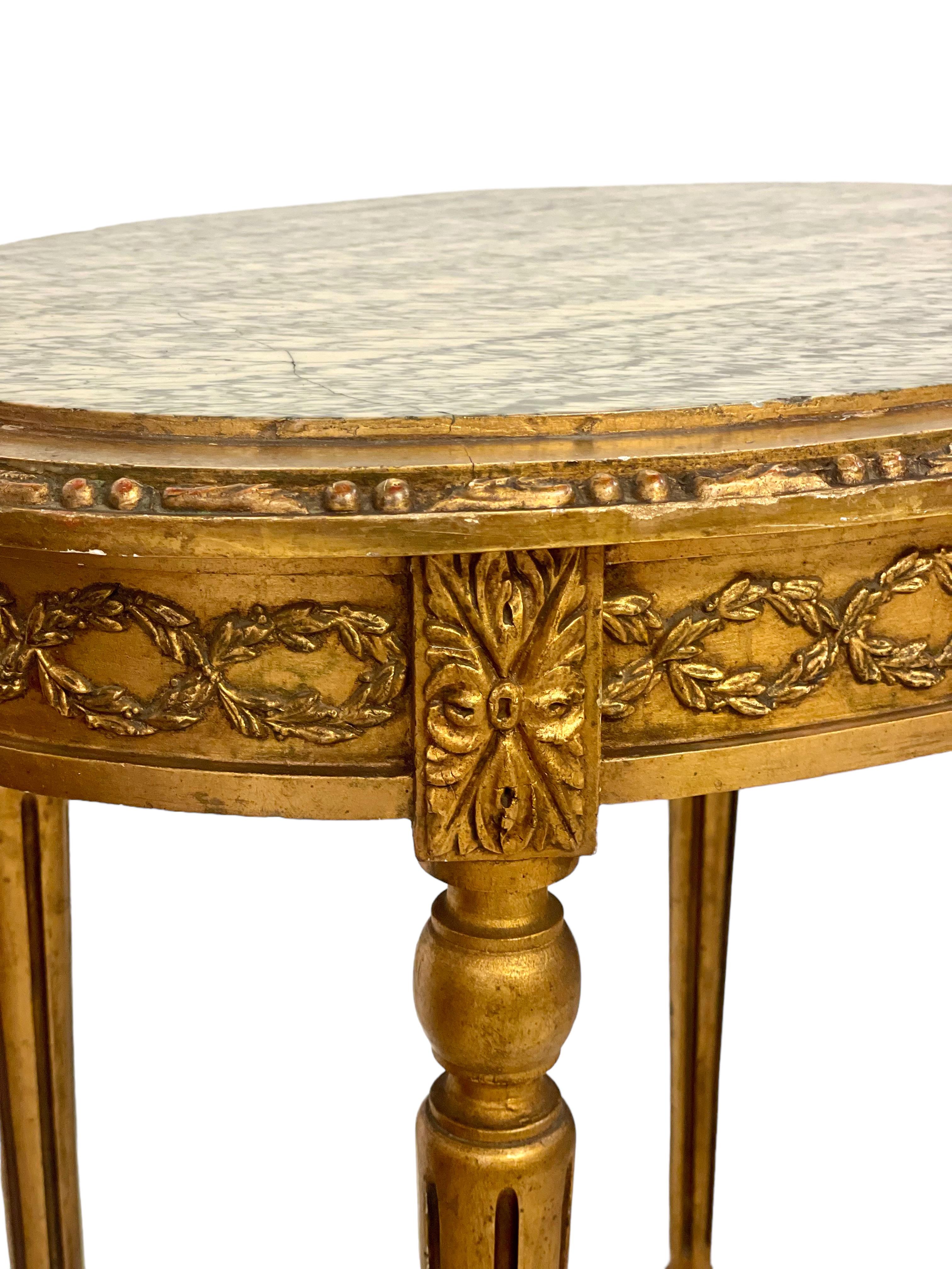 Français Table de centre Louis XVI du 19e siècle, doré, avec plateau en marbre en vente