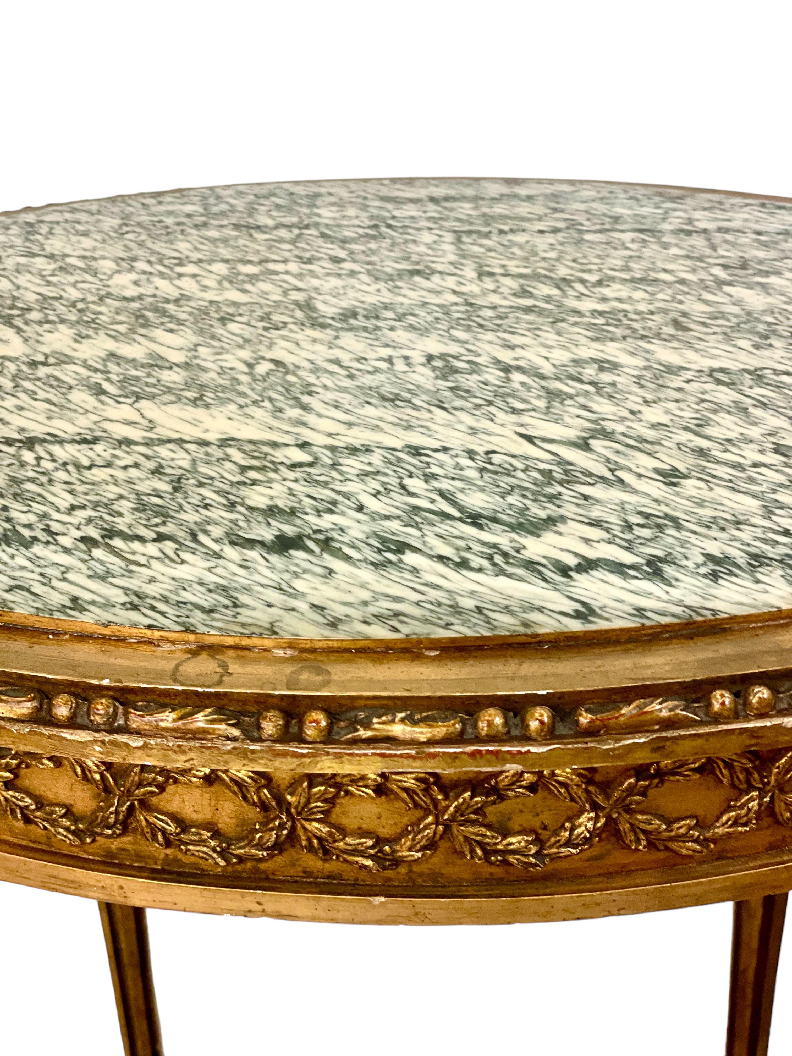 Vergoldeter französischer Louis-XVI-Mitteltisch des 19. Jahrhunderts mit Marmorplatte im Zustand „Gut“ im Angebot in LA CIOTAT, FR