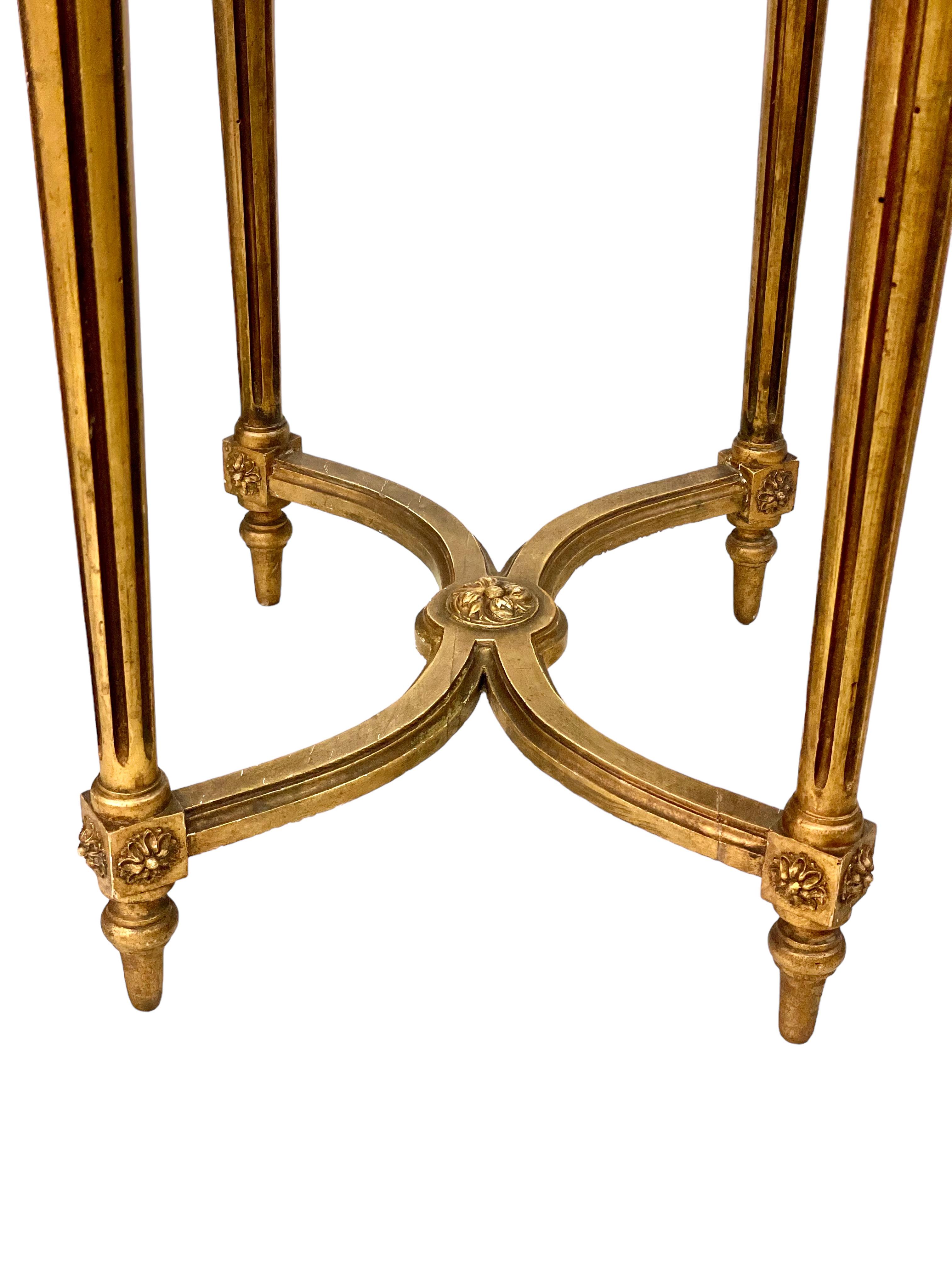Marbre Table de centre Louis XVI du 19e siècle, doré, avec plateau en marbre en vente