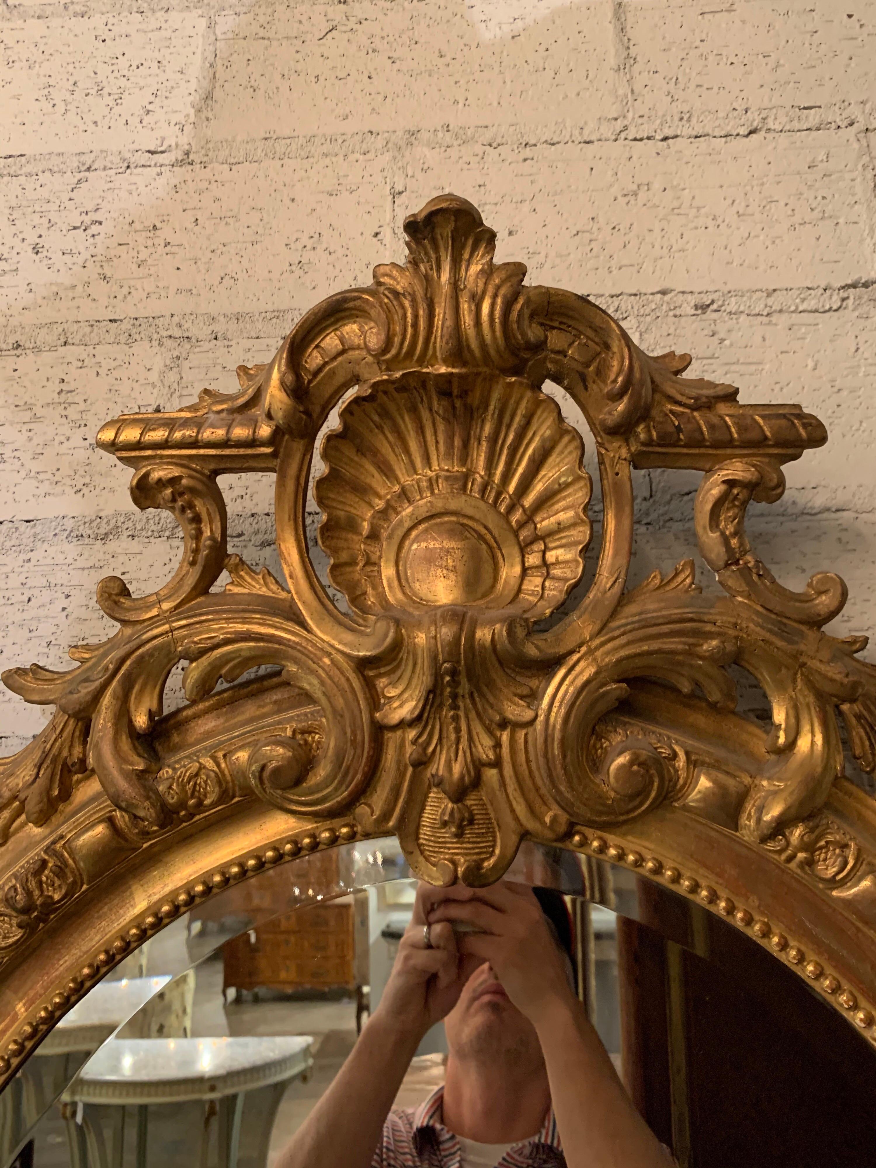 Français miroir ovale Louis XVI français du 19ème siècle en bois doré et gesso en vente