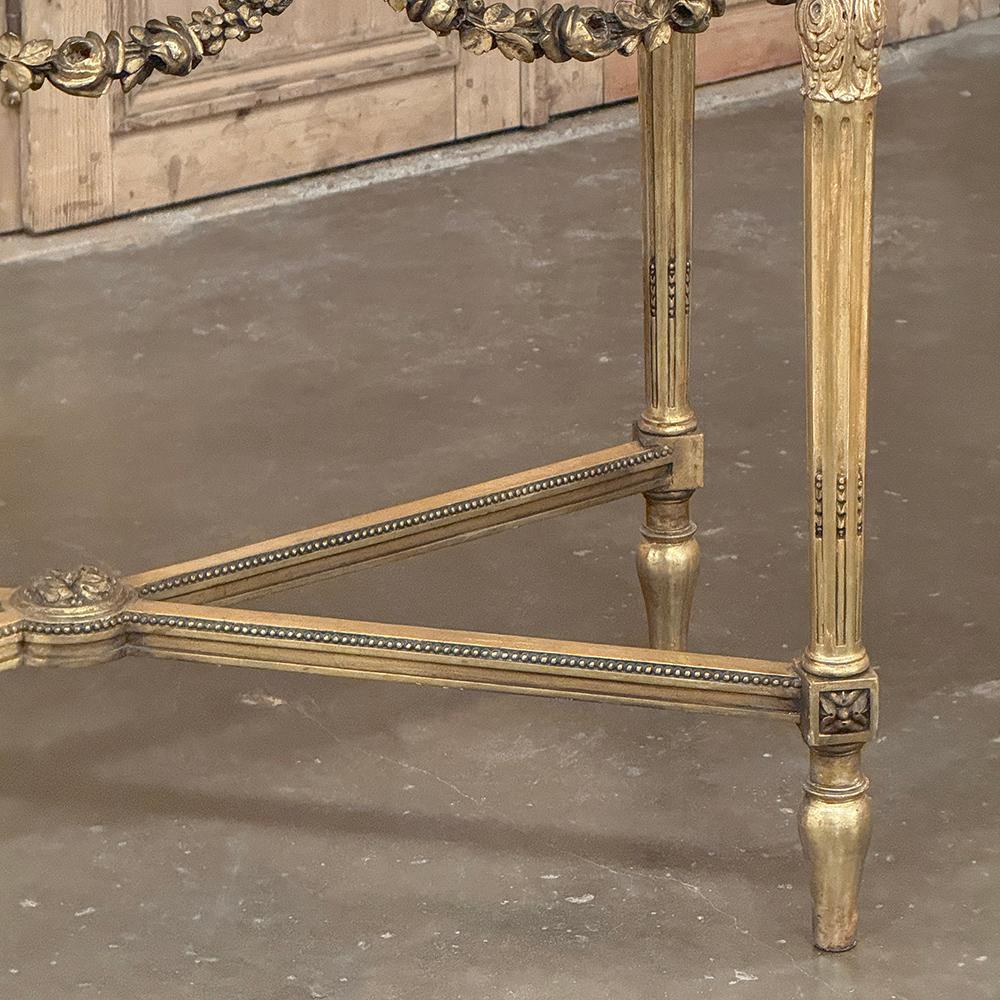 Mesa central francesa Luis XVI del siglo XIX de madera dorada con mármol de Carrara en venta 3
