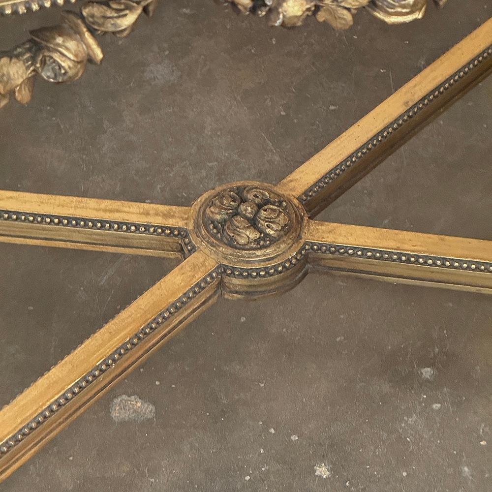 Mesa central francesa Luis XVI del siglo XIX de madera dorada con mármol de Carrara en venta 5