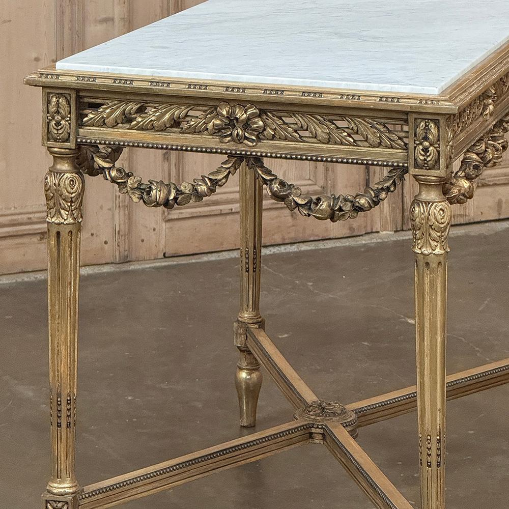 Mesa central francesa Luis XVI del siglo XIX de madera dorada con mármol de Carrara en venta 6