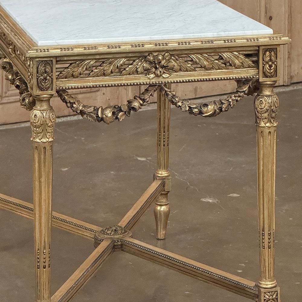 Mesa central francesa Luis XVI del siglo XIX de madera dorada con mármol de Carrara en venta 7
