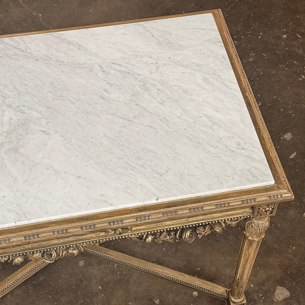 Mesa central francesa Luis XVI del siglo XIX de madera dorada con mármol de Carrara en venta 13
