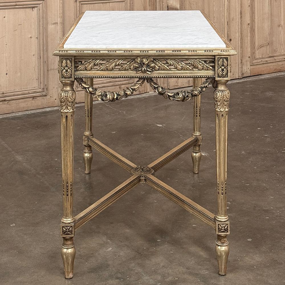 Mesa central francesa Luis XVI del siglo XIX de madera dorada con mármol de Carrara Tallado a mano en venta