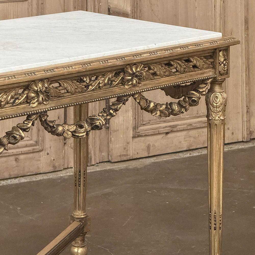 Mesa central francesa Luis XVI del siglo XIX de madera dorada con mármol de Carrara en venta 2