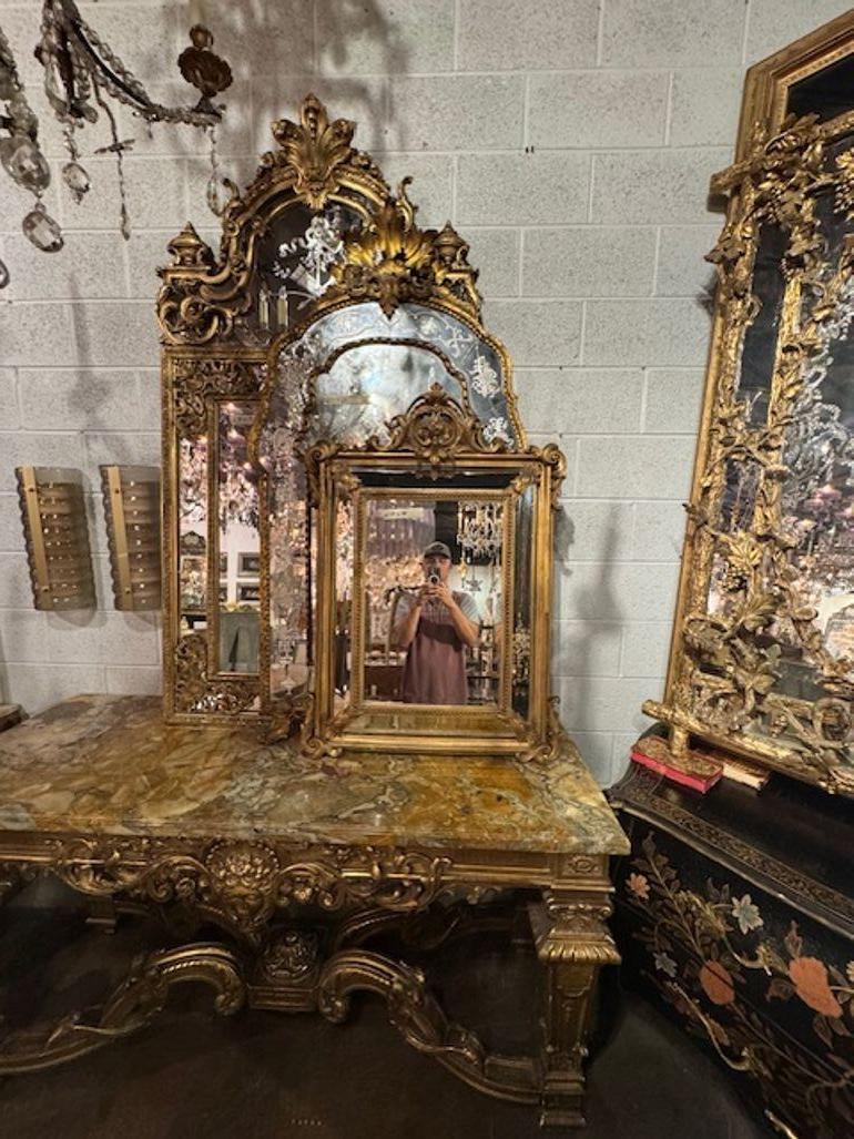 Lo specchio a cuscino in legno dorato francese Luigi XVI del XIX secolo è un pezzo lussuoso e decorato che emana eleganza e raffinatezza. La finitura a specchio della struttura aggiunge un tocco di glamour, rendendola un'aggiunta straordinaria a