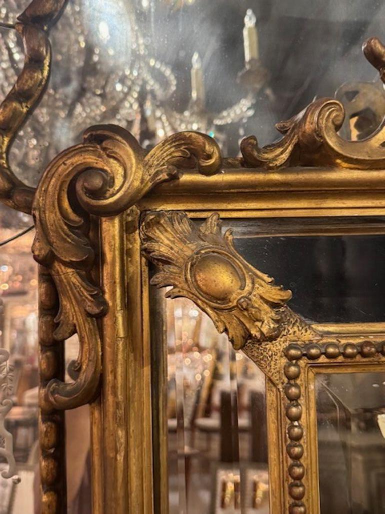 Specchio a cuscino in legno dorato francese Luigi XVI del XIX secolo in vendita 1