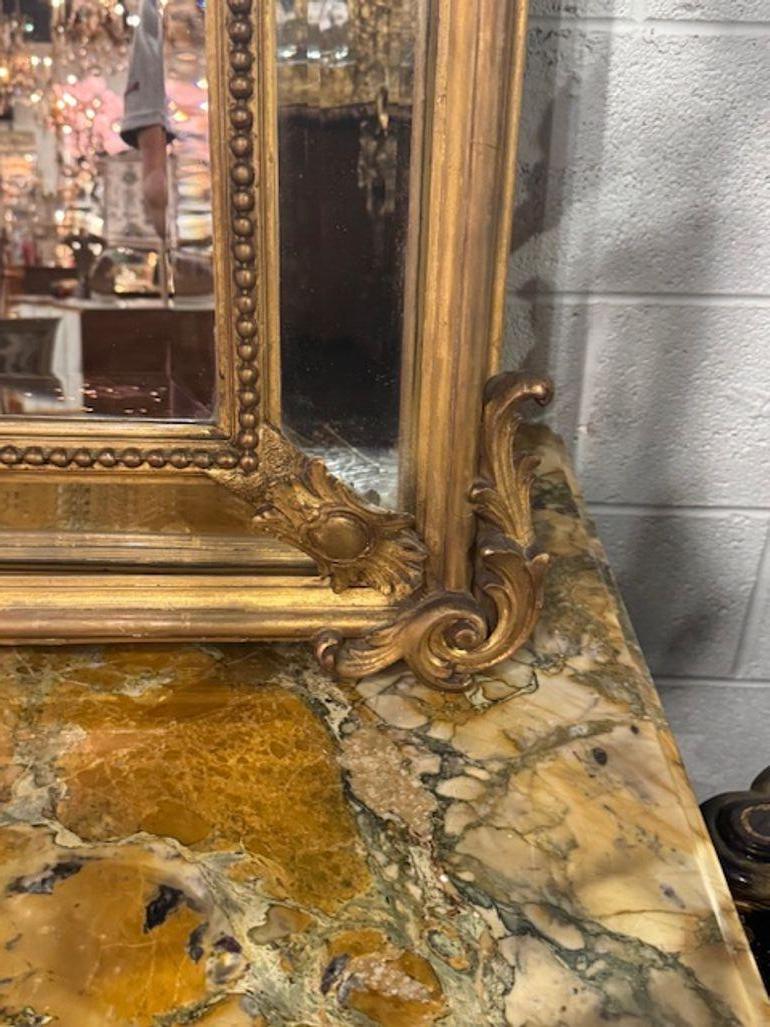Specchio a cuscino in legno dorato francese Luigi XVI del XIX secolo in vendita 2