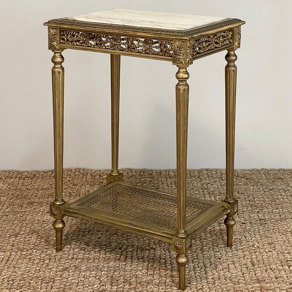 Français Lampe Louis XVI du 19ème siècle en bois doré avec plateau en marbre ~ Table d'appoint en vente