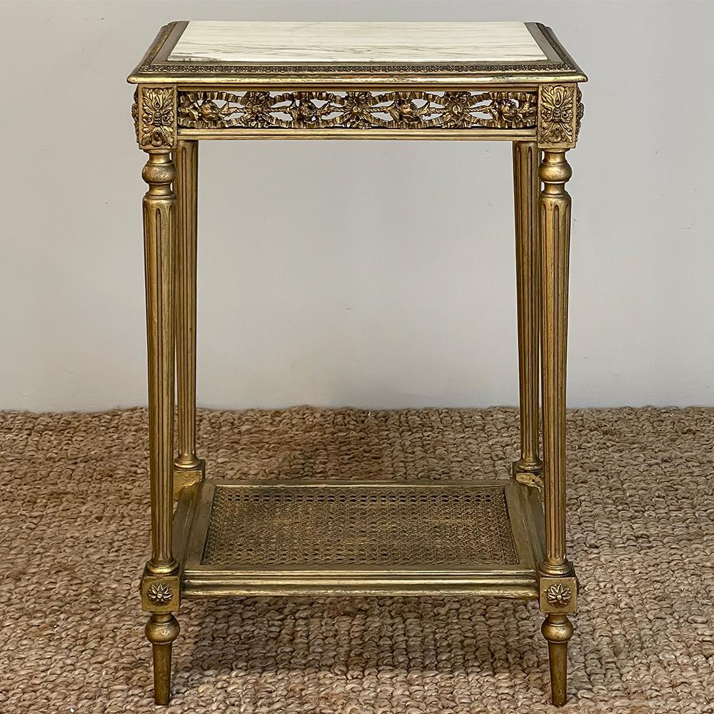 Sculpté à la main Lampe Louis XVI du 19ème siècle en bois doré avec plateau en marbre ~ Table d'appoint en vente
