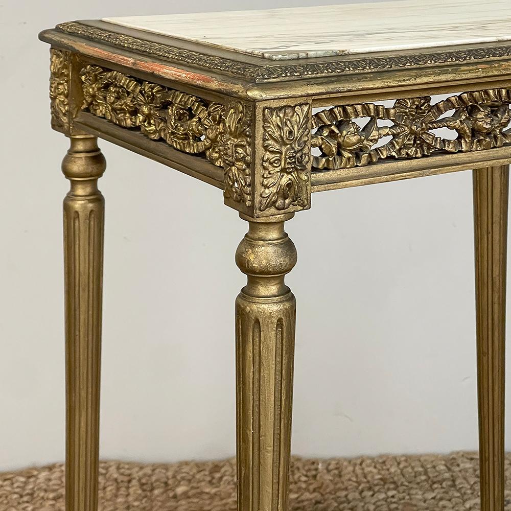 Marbre de Carrare Lampe Louis XVI du 19ème siècle en bois doré avec plateau en marbre ~ Table d'appoint en vente