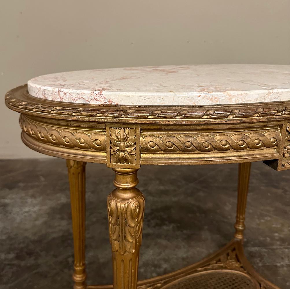 Table d'appoint ovale Louis XVI du 19ème siècle en bois doré avec plateau en marbre 5
