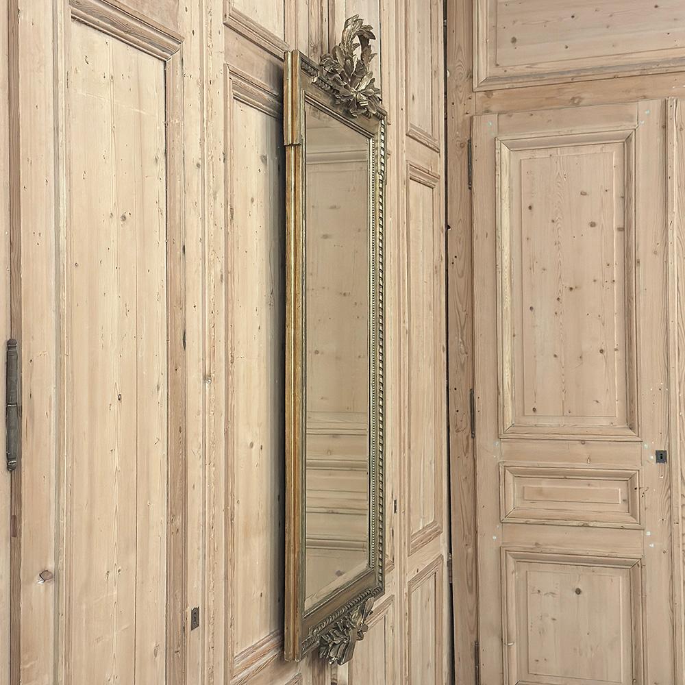 Miroir en bois doré Louis XVI du 19e siècle en vente 7