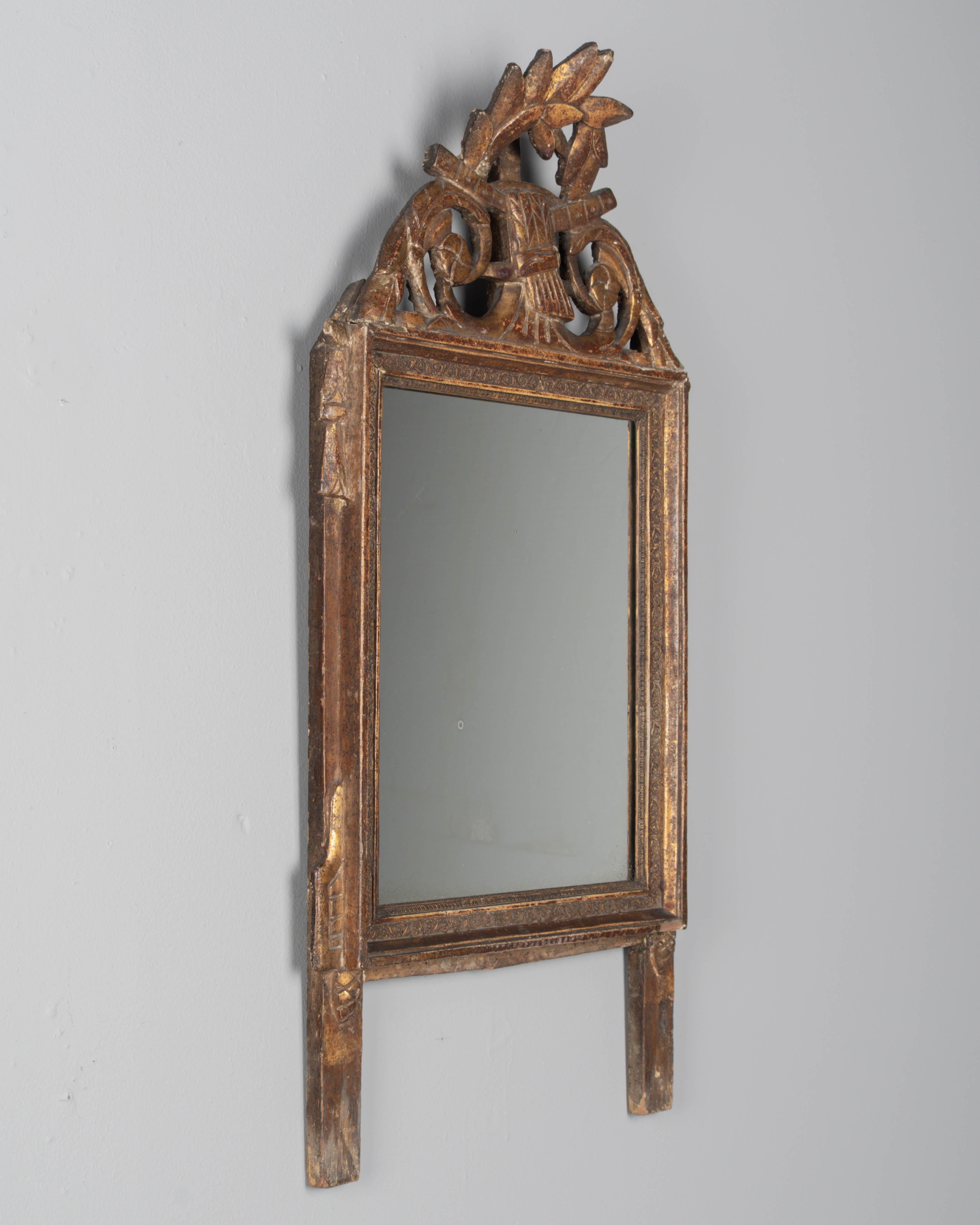 Français Miroir en bois doré Louis XVI du 19e siècle en vente