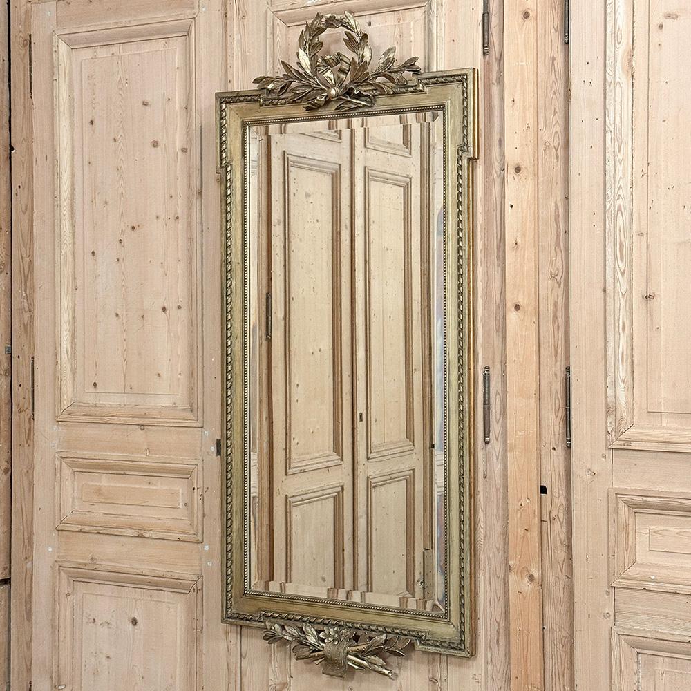 Français Miroir en bois doré Louis XVI du 19e siècle en vente