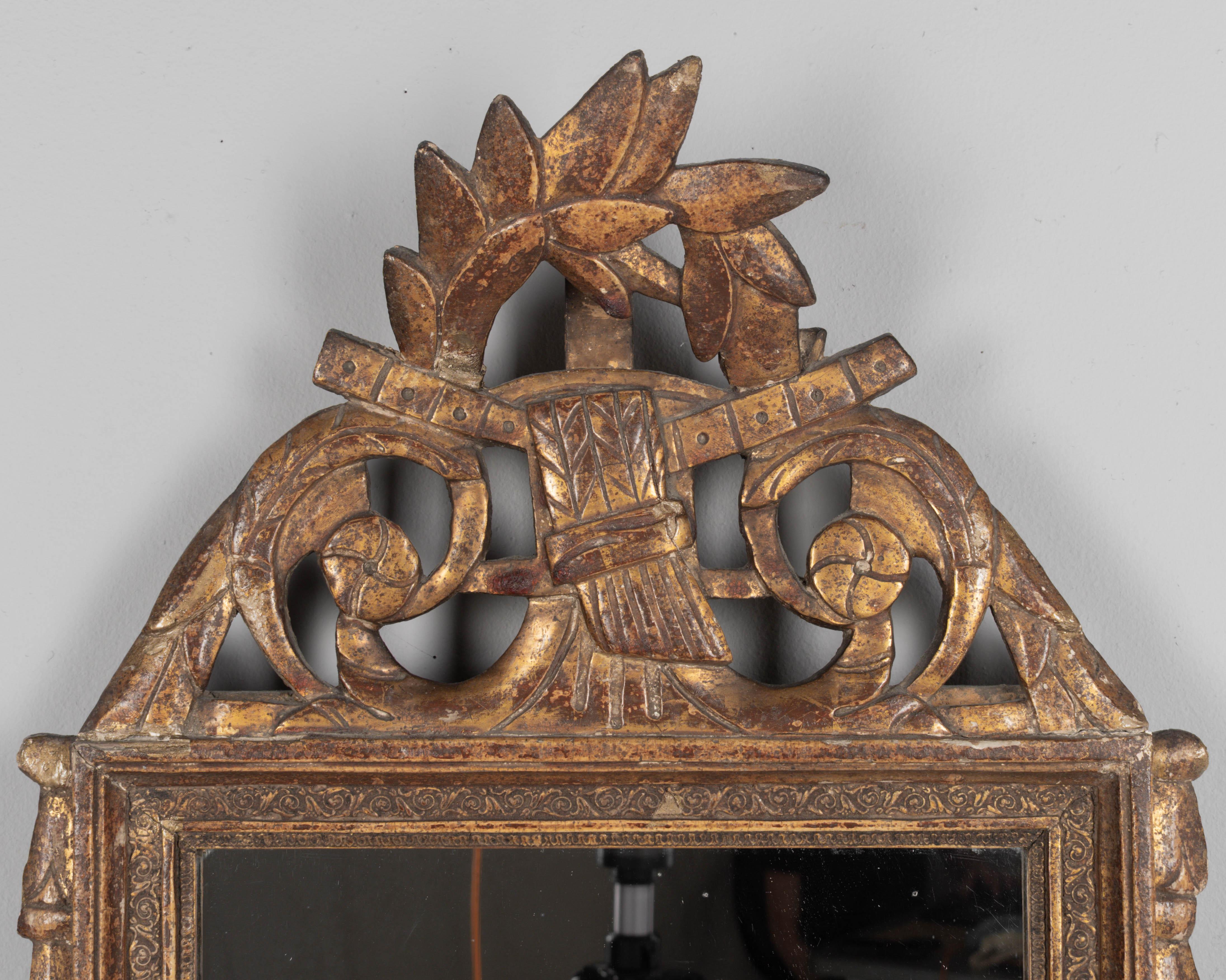 Sculpté à la main Miroir en bois doré Louis XVI du 19e siècle en vente