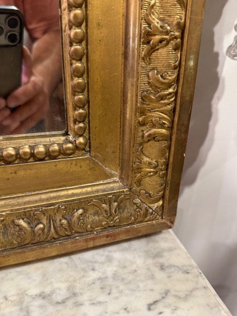 Espejo francés de madera dorada Luis XVI del siglo XIX Madera dorada en venta