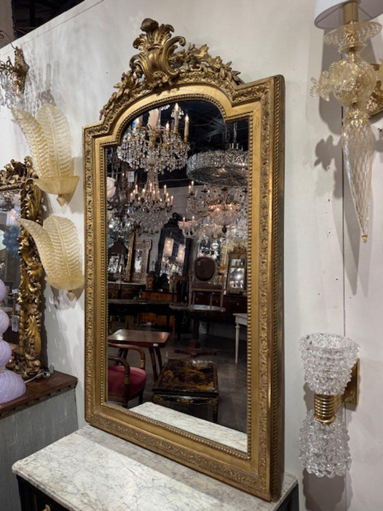 Espejo francés de madera dorada Luis XVI del siglo XIX en venta 1