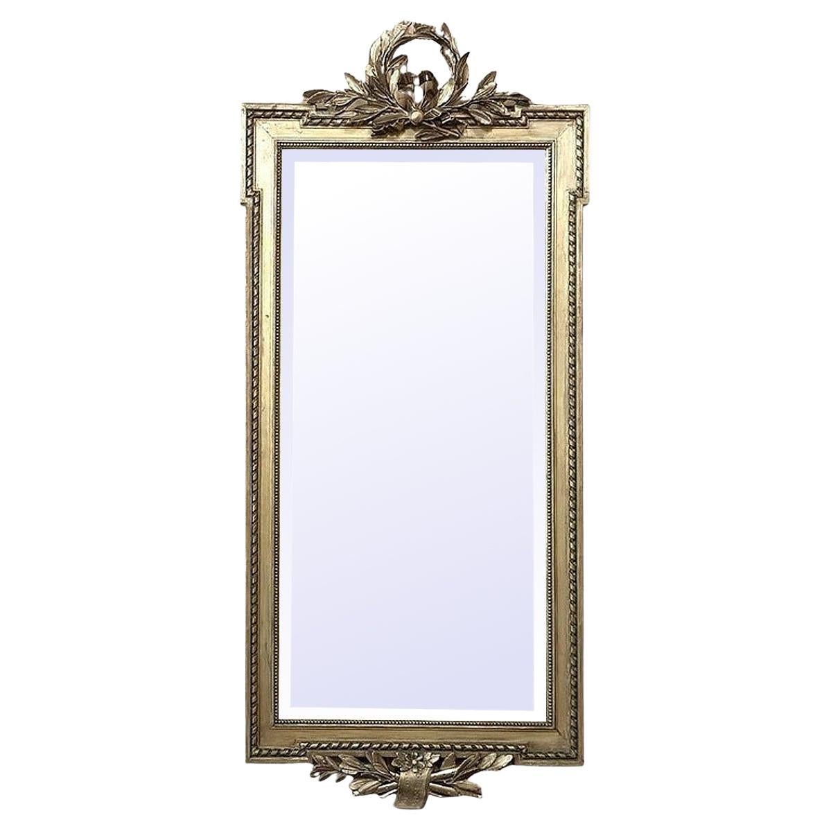 Specchio francese Luigi XVI del XIX secolo in legno dorato