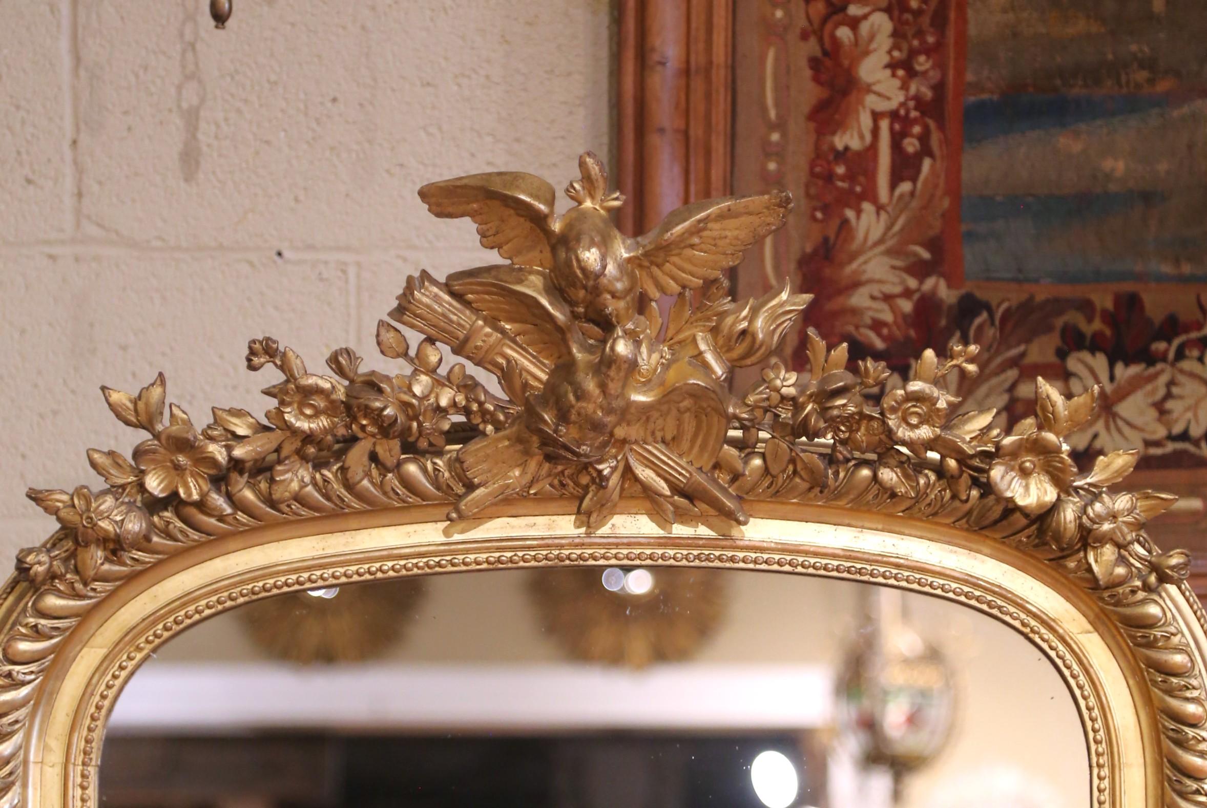 Francese Specchio francese Luigi XVI del XIX secolo in legno dorato con uccelli d'amore e stemma floreale in vendita