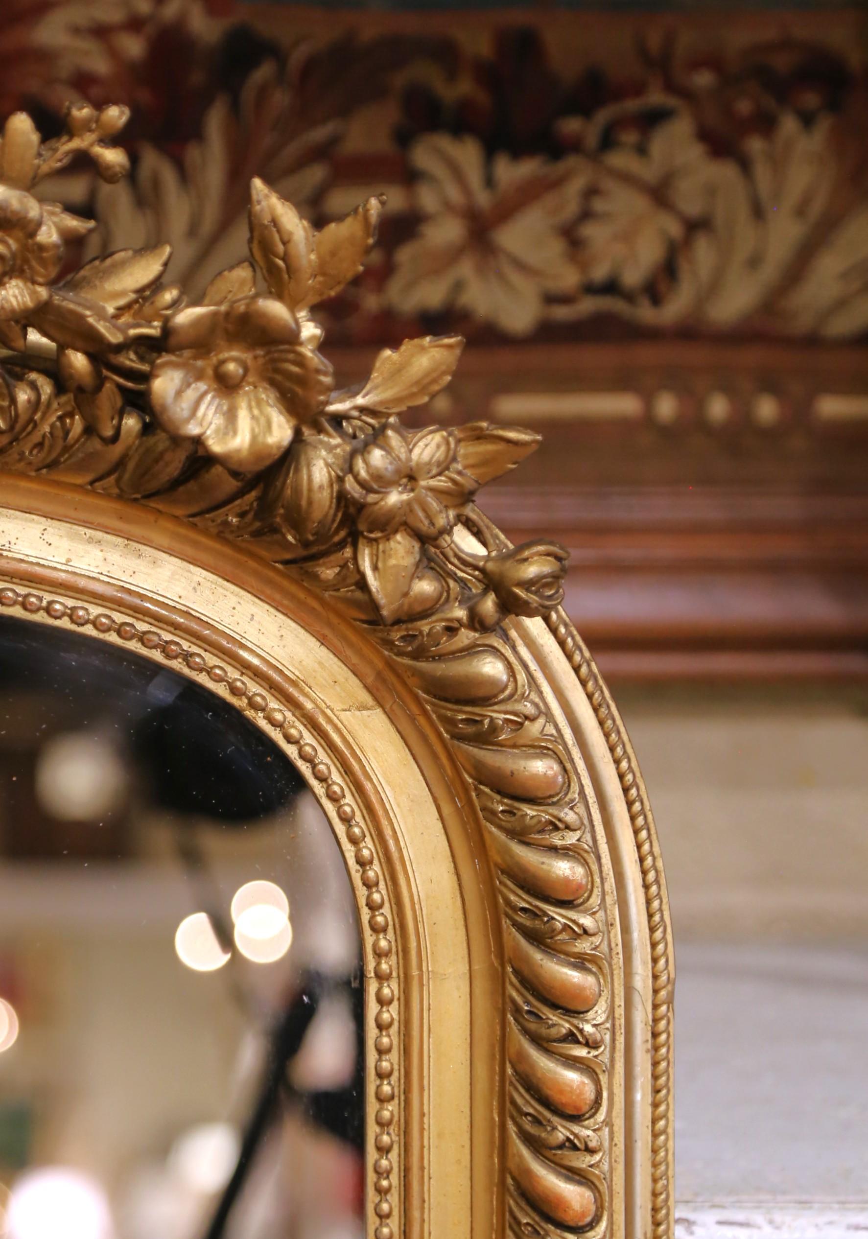 Intagliato a mano Specchio francese Luigi XVI del XIX secolo in legno dorato con uccelli d'amore e stemma floreale in vendita