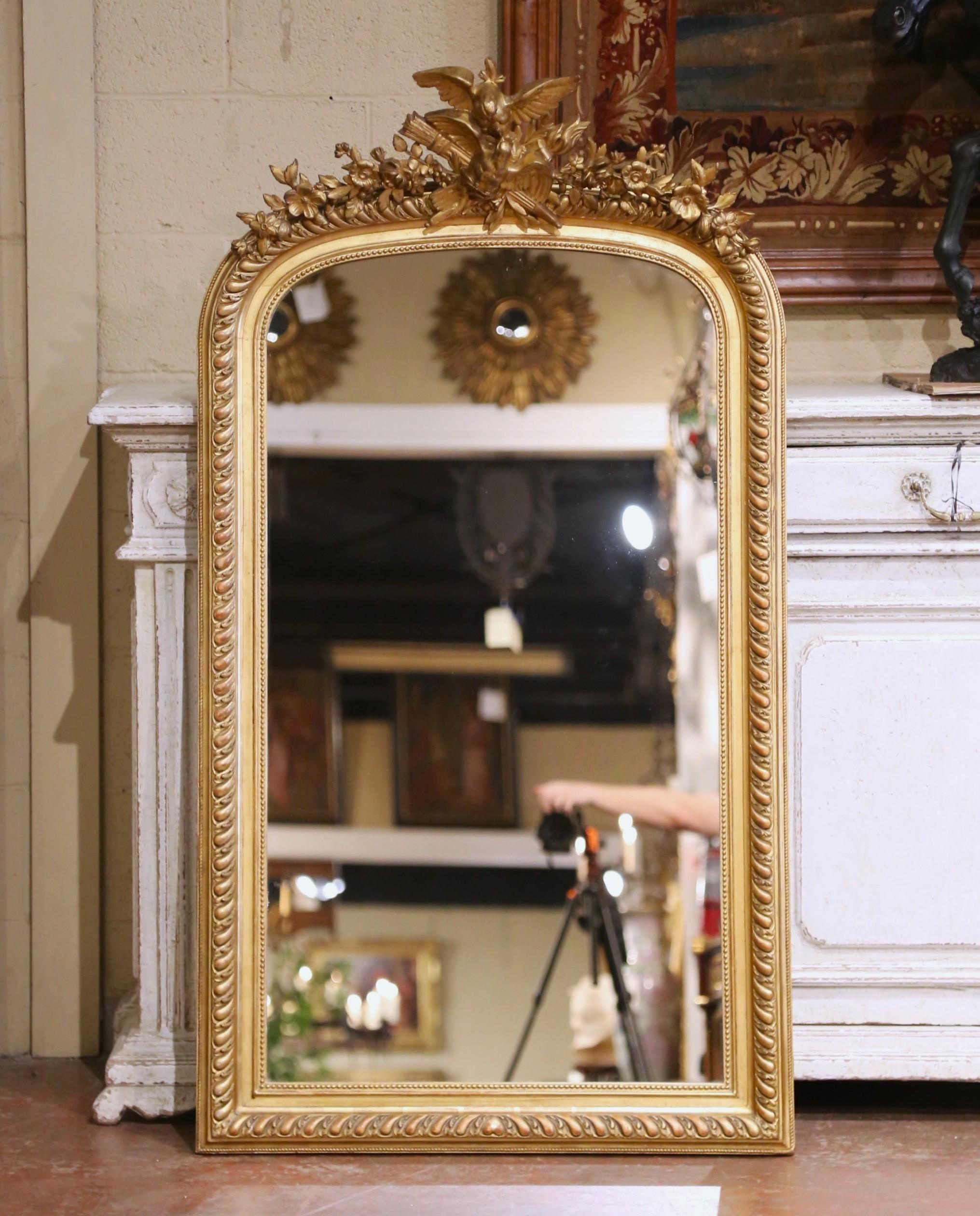 Specchio francese Luigi XVI del XIX secolo in legno dorato con uccelli d'amore e stemma floreale In condizioni ottime in vendita a Dallas, TX