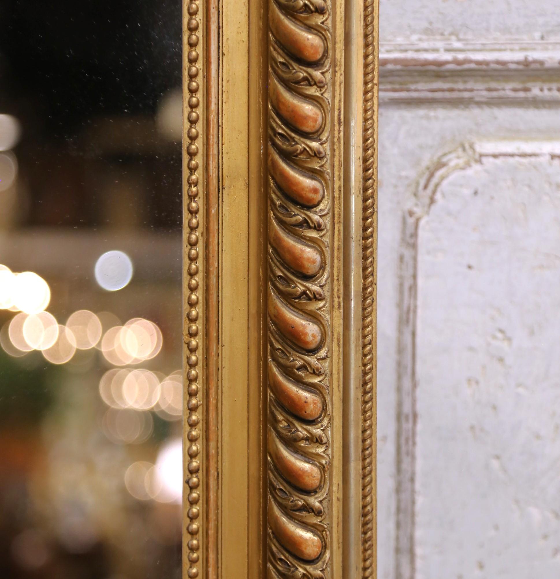 Vetro mercurizzato Specchio francese Luigi XVI del XIX secolo in legno dorato con uccelli d'amore e stemma floreale in vendita