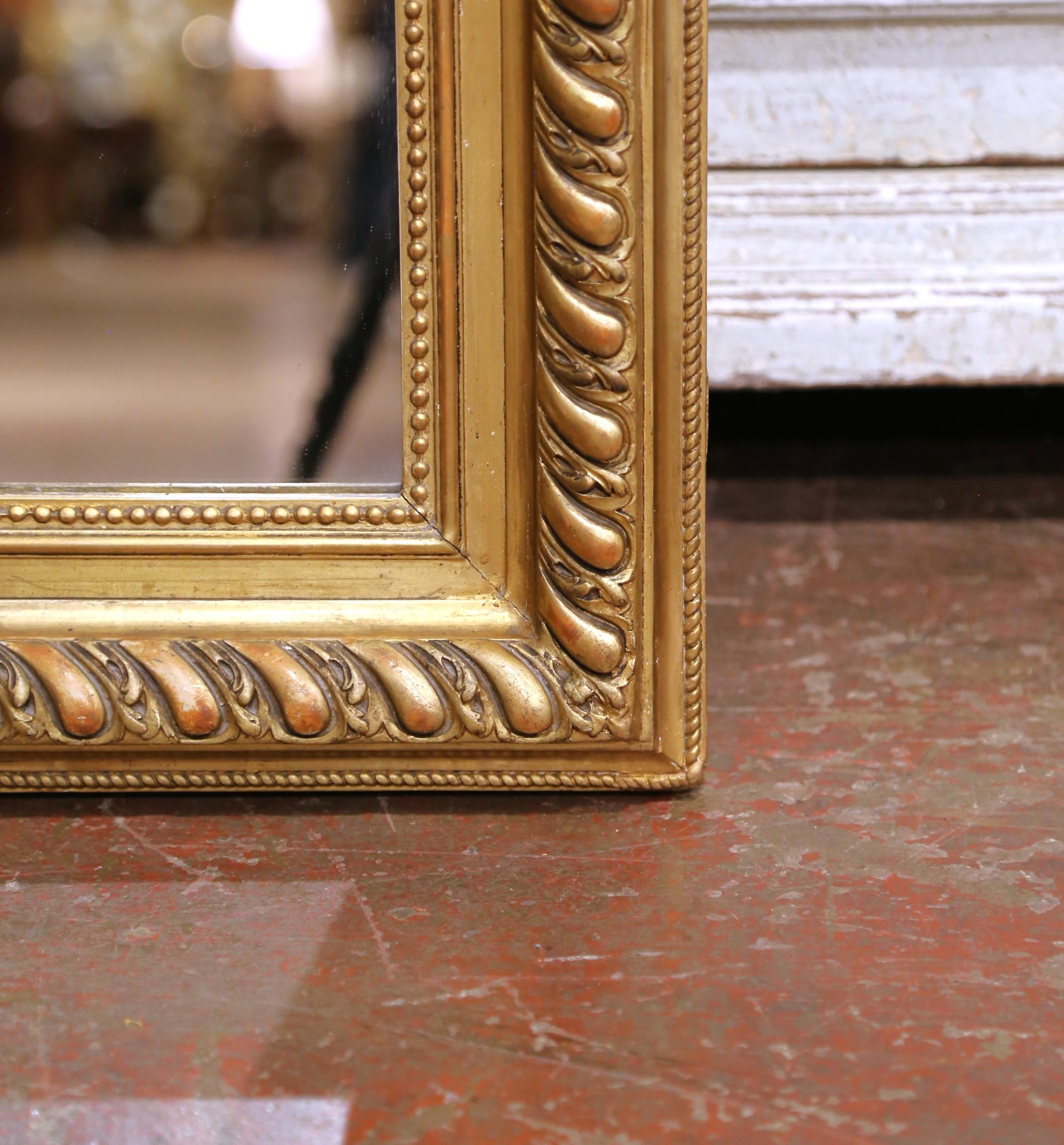 Specchio francese Luigi XVI del XIX secolo in legno dorato con uccelli d'amore e stemma floreale in vendita 1