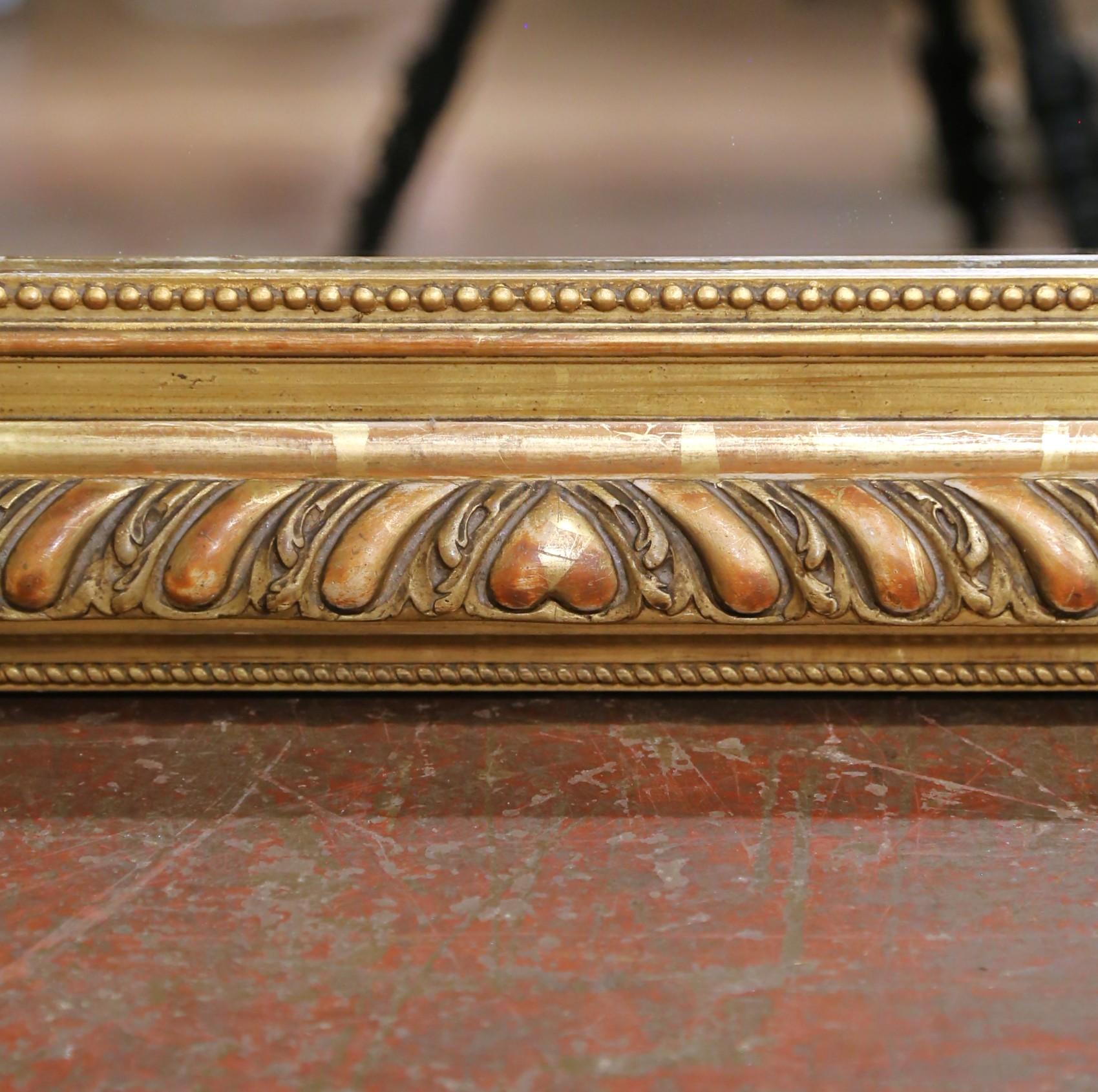 Specchio francese Luigi XVI del XIX secolo in legno dorato con uccelli d'amore e stemma floreale in vendita 2