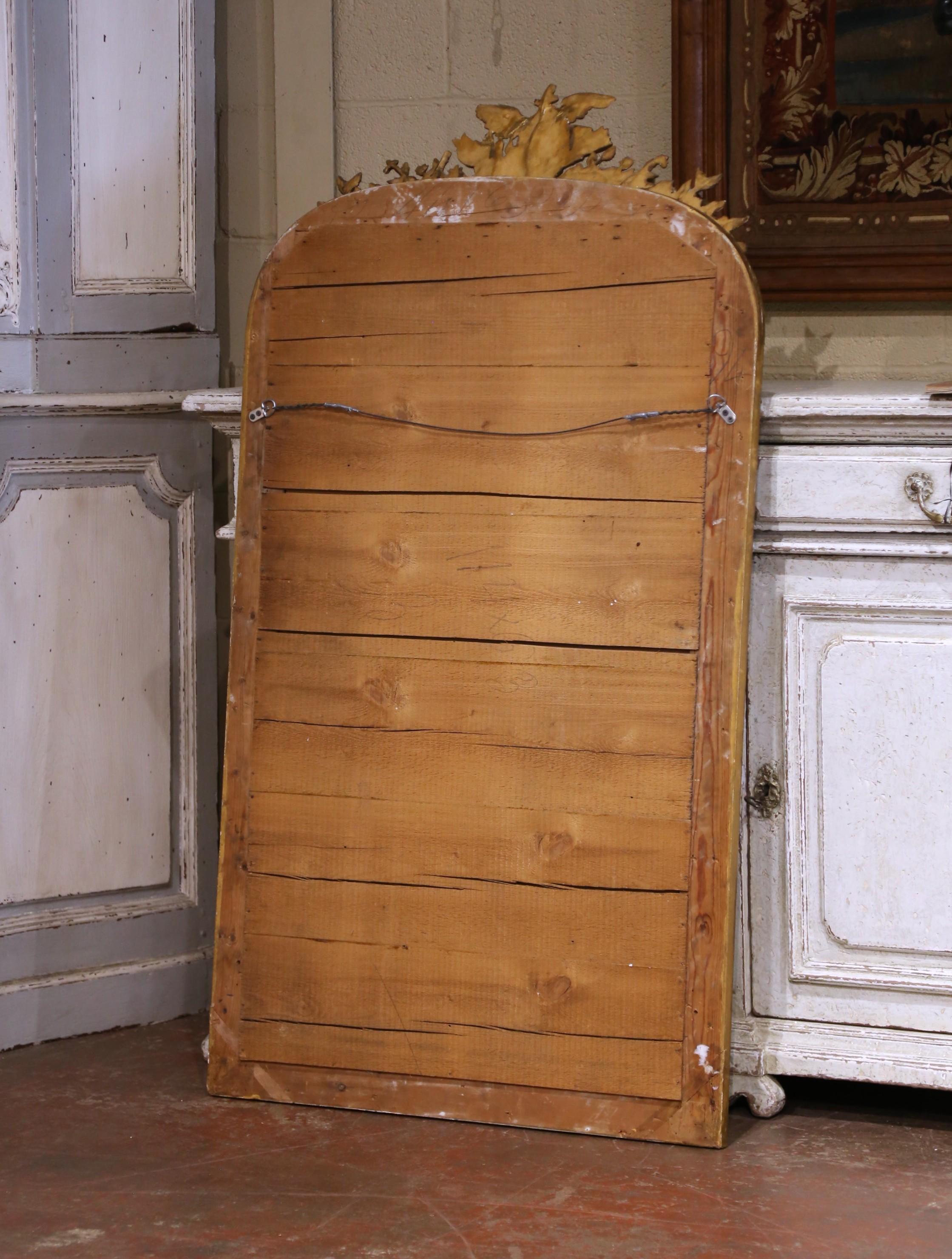 Specchio francese Luigi XVI del XIX secolo in legno dorato con uccelli d'amore e stemma floreale in vendita 3