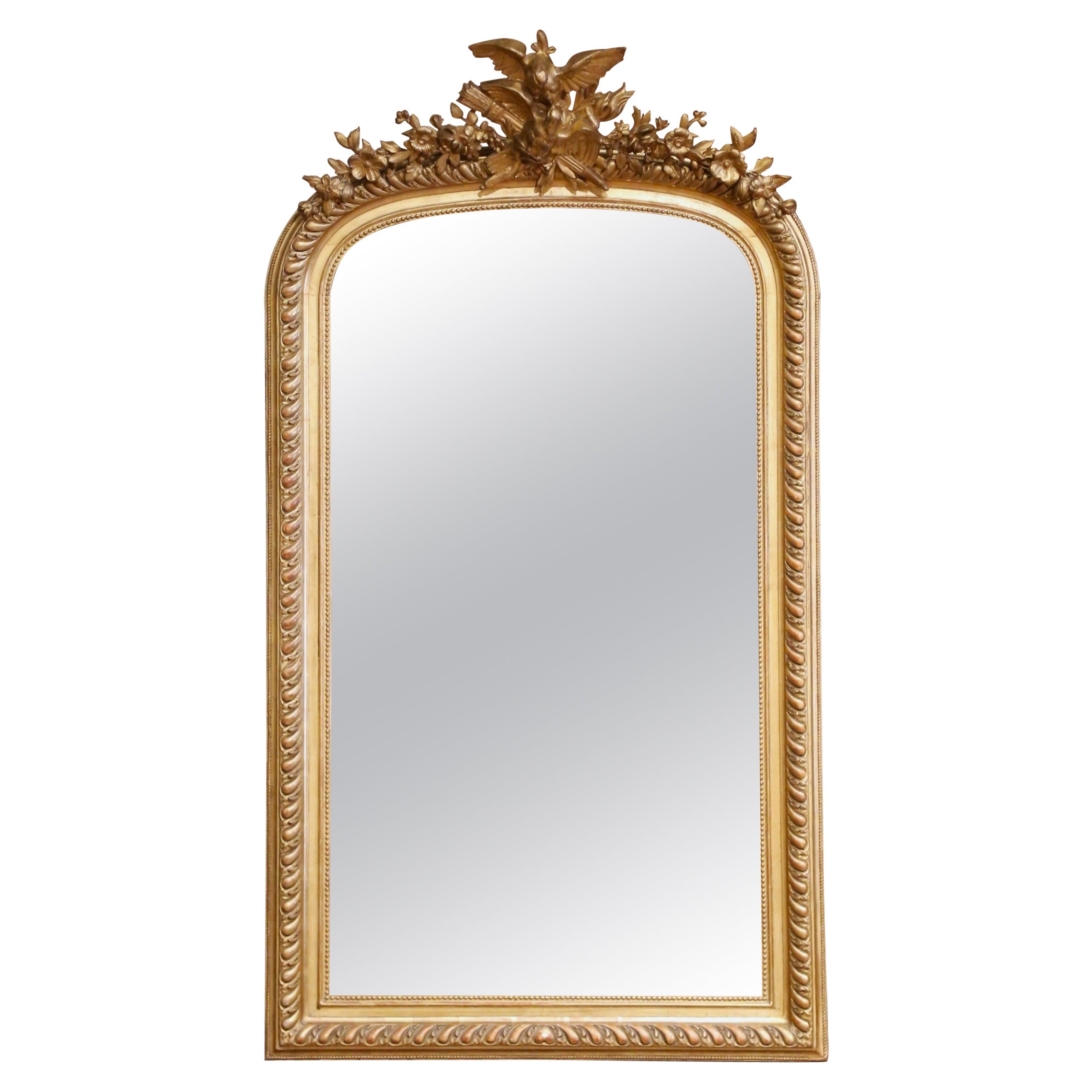 Specchio francese Luigi XVI del XIX secolo in legno dorato con uccelli d'amore e stemma floreale