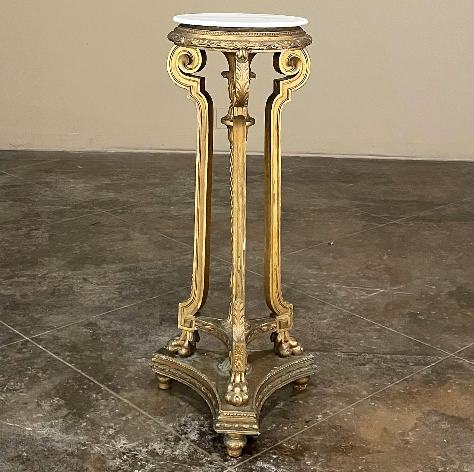 Der französische Louis XVI-Sockel aus Vergoldungsholz des 19. Jahrhunderts mit einer Platte aus Carrara-Marmor ist das perfekte Ausstellungsstück, um Ihre Statuen, Vasen oder Kunstwerke zu präsentieren! Das Design im neoklassischen Stil wird von