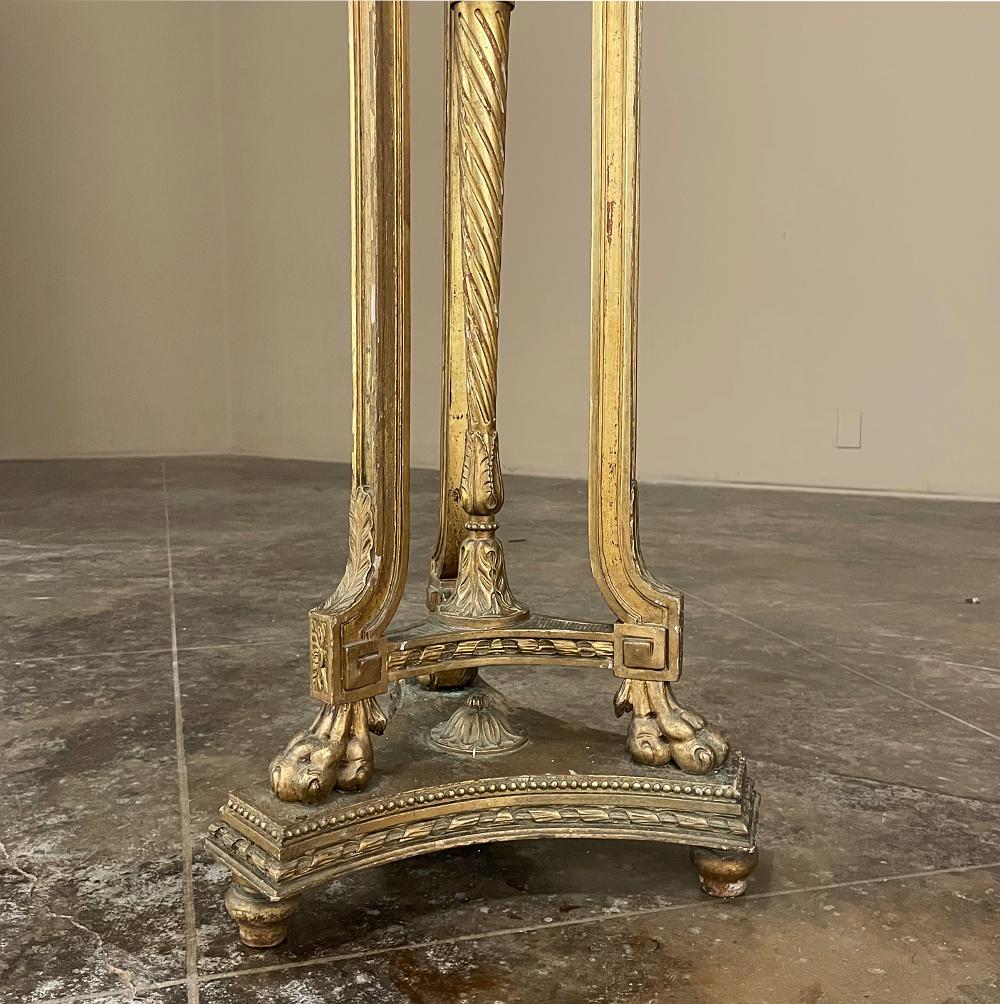 Franzsischer Louis-XVI-Sockel aus vergoldetem Holz mit Carrara-Marmorplatte aus dem 19. Jahrhundert im Zustand „Gut“ im Angebot in Dallas, TX