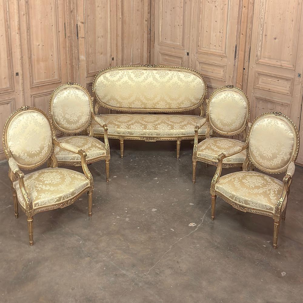 Sofá francés Luis XVI de madera dorada del siglo XIX ~ ¡Canape será un complemento espléndido para cualquier habitación!  Fabricado a mano con madera noble selecta y acabado en dorado, su marco está tallado a mano con motivos florales, cintas en