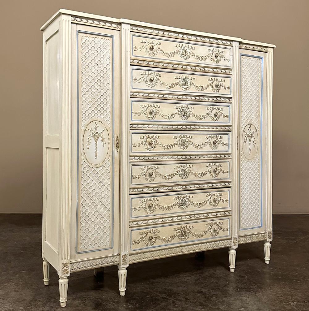 19th Century French Louis XVI Grand Painted Dresser ~ Commode ~ Wardrobe ist wirklich ein bemerkenswerter Fund!  Mit einer Fläche von etwas mehr als einem Meter und einer Tiefe von nur 16