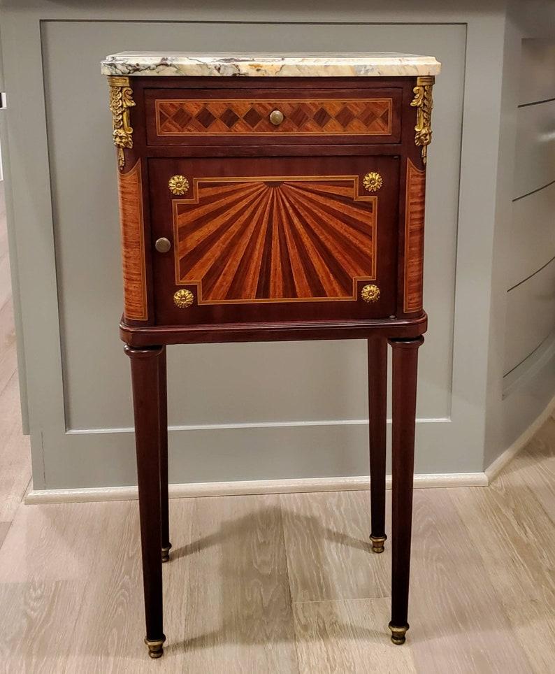 A rare and impressive signed French mahogany parquetry bedside cabinet by important 19th century ébéniste (cabinetmaker) Grohe Frères. 

This magnificent cabinet made by the renowned Parisian cabinetmaker Grohe brothers of Paris is exquisitely