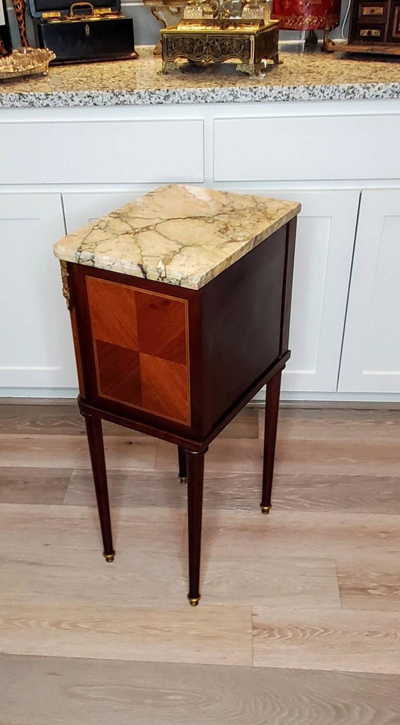 XIXe siècle Cabinet de chevet Louis XVI français du 19ème siècle signé Guillaume Grohé en vente