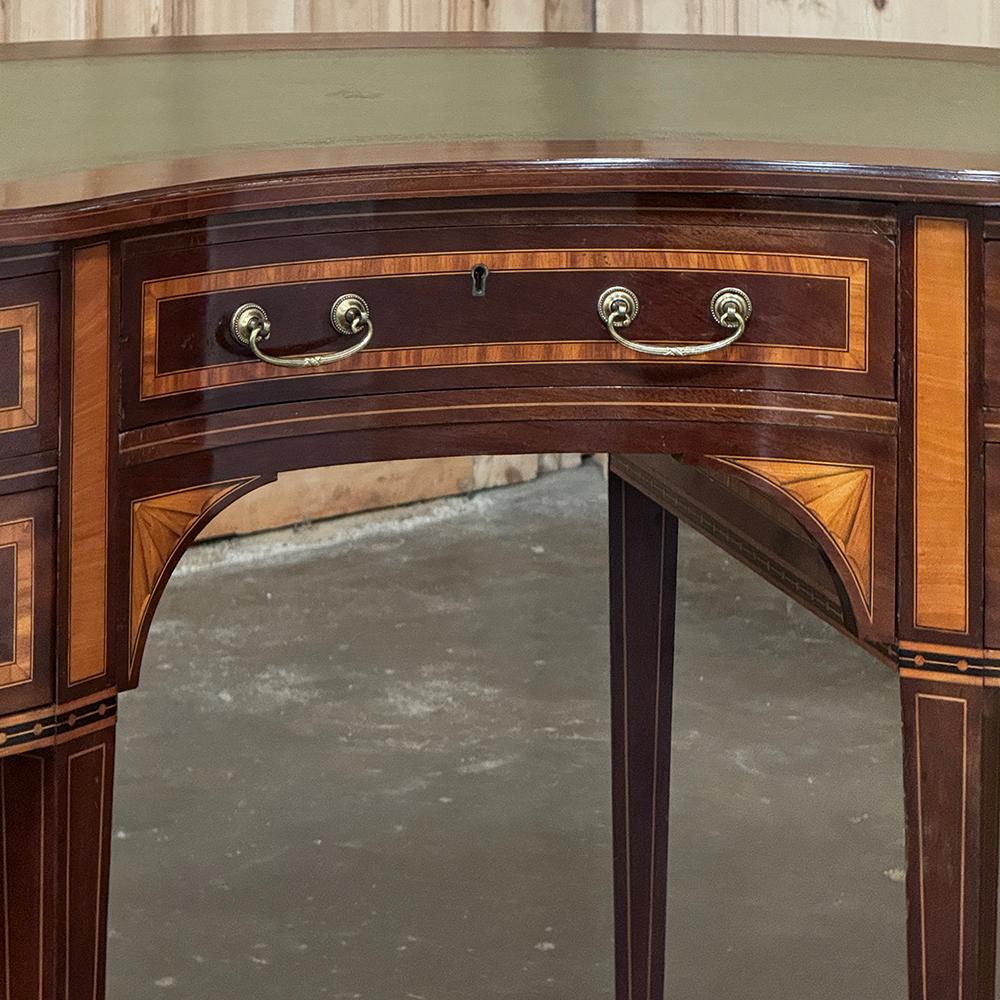 Scrivania francese Luigi XVI del XIX secolo a forma di rene in mogano con piano in pelle in vendita 3