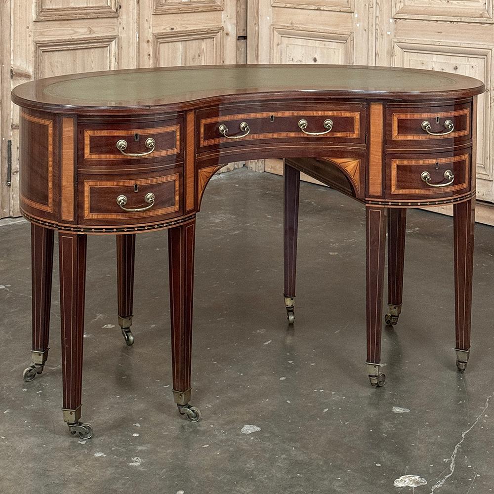 La scrivania francese Luigi XVI del XIX secolo con piano in mogano a forma di rene è uno splendido esempio della raffinatezza dell'artigianato parigino di fine Ottocento.  Utilizzando una combinazione di mogano esotico importato, legno di raso per i