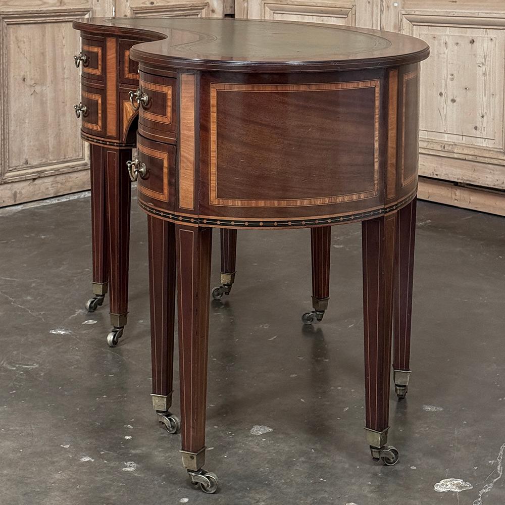 Scrivania francese Luigi XVI del XIX secolo a forma di rene in mogano con piano in pelle in vendita 13
