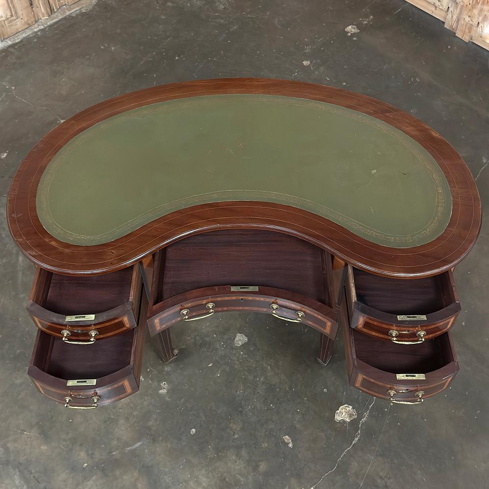 Scrivania francese Luigi XVI del XIX secolo a forma di rene in mogano con piano in pelle In condizioni buone in vendita a Dallas, TX
