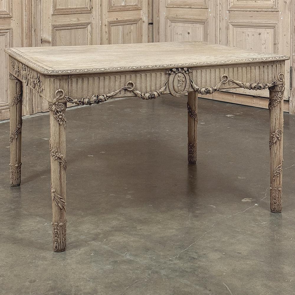 La table de bibliothèque Louis XVI en chêne décapé du 19e siècle est un exemple remarquable de l'art de l'artisan du meuble !  En utilisant du chêne ancien sélectionné à la main, seules des planches et des tournures solides ont été utilisées au