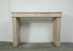 Repisa de chimenea francesa de piedra caliza Luis XVI del siglo XIX